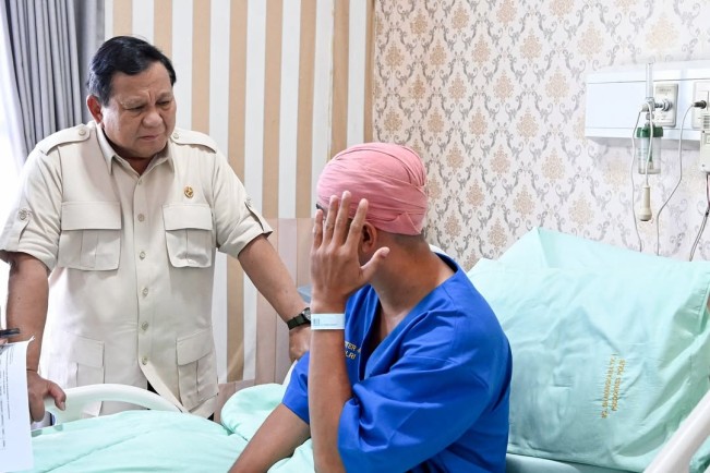 Presiden Prabowo Subianto mengunjungi para korban demonstrasi anarkistis, baik dari kalangan anggota Polri maupun masyarakat, didampingi oleh Kapolri Jenderal Listyo Sigit Prabowo, Senin (1/9/2025). [Instagram @presidenrepublikindonesia]